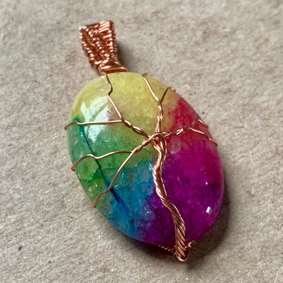 ๐ Handcrafted Rainbow Solar Quartz Pendant in Copper - Tree of Life Motif ๐ณ - Picture 4 of 10
